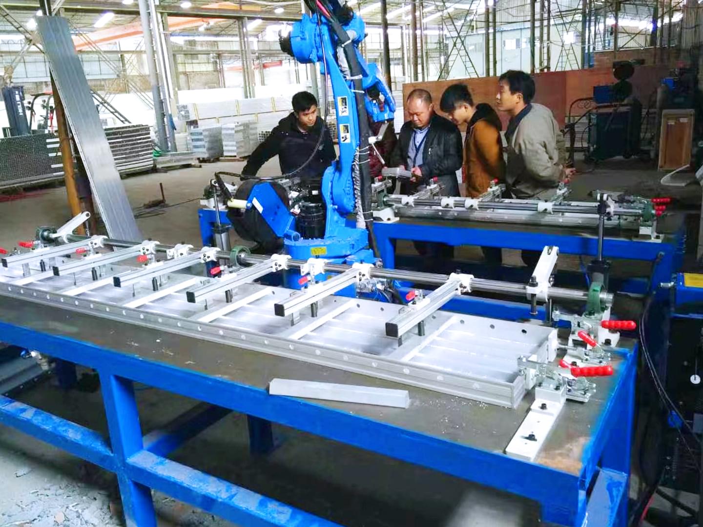 焊接机器人PK人工焊接